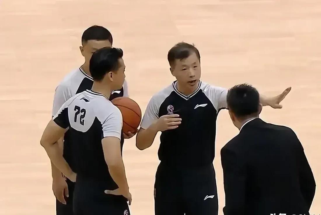 赛事中明星裁判亮相，保证比赛公平公正