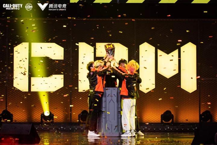 包含《使命召唤》选手结婚：电竞爱情故事与家庭生活的词条