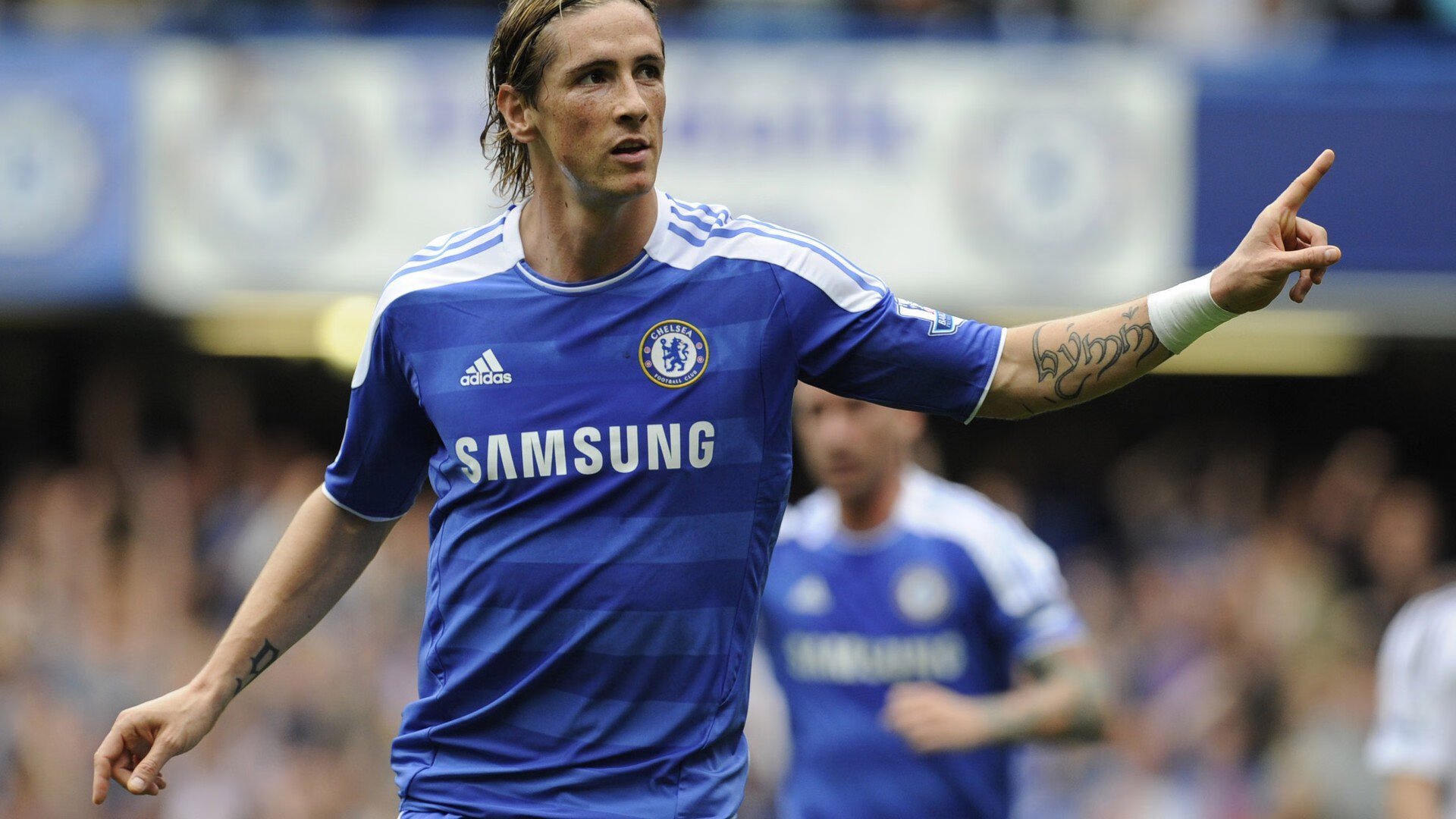 球迷用行动支持主队自发组织远征团形成壮观观赛画面